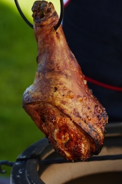 Рулька свиная или баранья нога на крюке в Тандыре