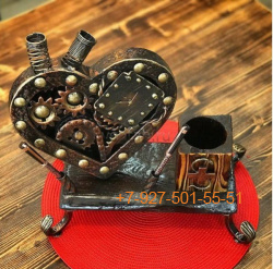 Pk009 Настольный набор "Сердце" Карандашница с часами (подарок кованый)